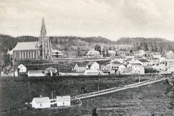 L'glise et une partie du village vu du nord